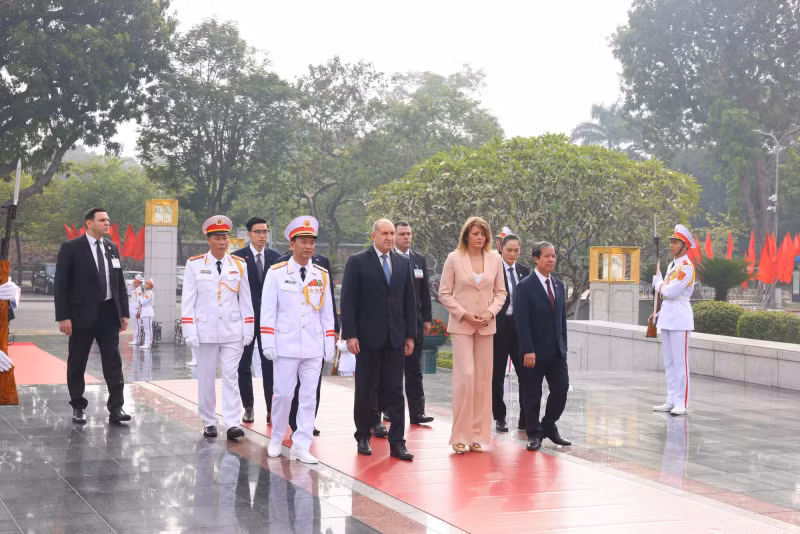 保加利亚总统鲁门·拉德夫和夫人及保加利亚代表团在北山街的英烈纪念碑向各位英雄烈士献花上香，怀念各位英雄烈士。