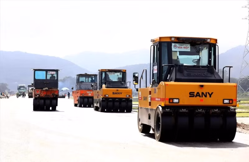 高速公路铺设第二层沥青。（图自 越通社《越南画报》）