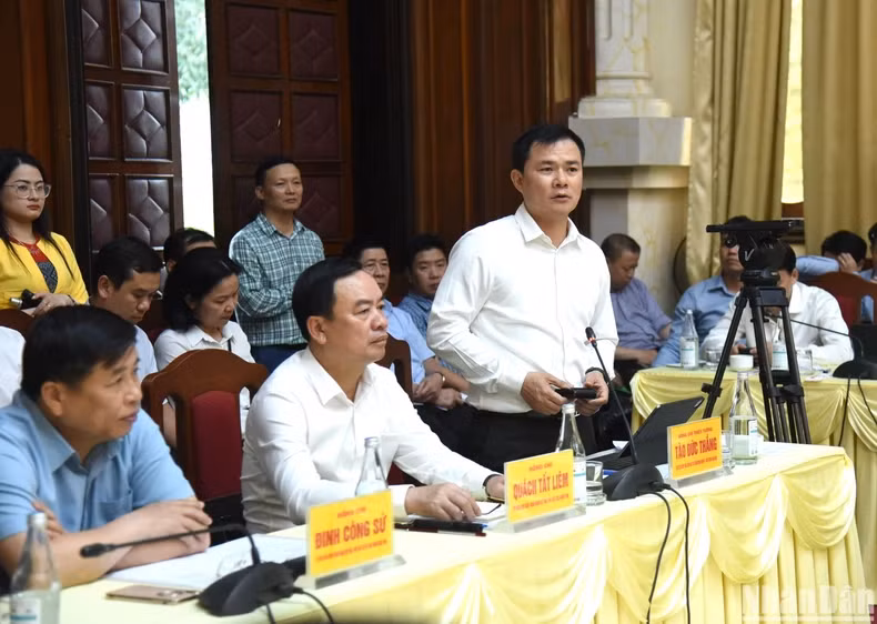 越南军队电信工业集团(Viettel)董事长兼总经理曹德胜在会上发表讲话。 越南军队电信工业集团(Viettel)董事长兼总经理曹德胜在会上发表讲话。
