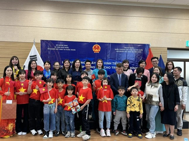 旅居韩国越南人协会在越南大使馆总部举行了“亲爱的越南语”班开班仪式。图为外交部副部长黎氏秋姮与旅韩越南人社群合影。（图片来源：越通社）