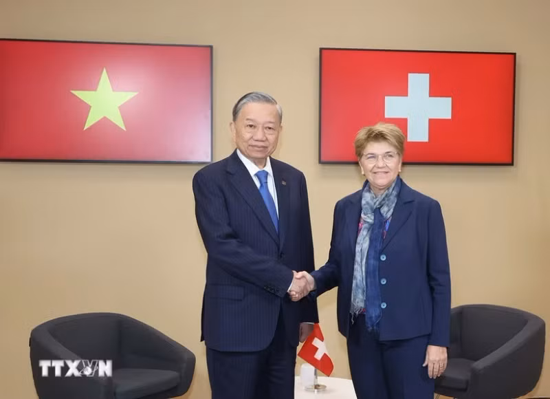 越共中央总书记、国家主席苏林会见瑞士联邦主席兼国防、民防和体育部长薇奥拉·阿姆赫德。