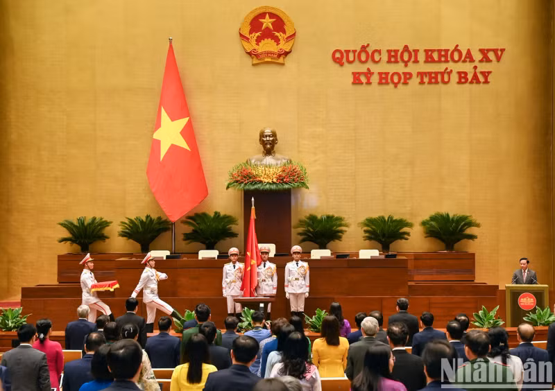 国会主席陈青敏就职宣誓仪式准备工作隆重，周到进行。