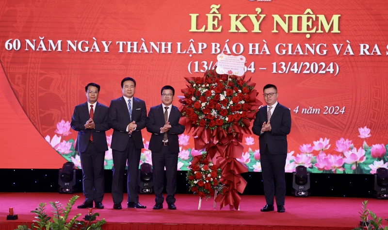 越共中央委员、越南《人民报》社总编辑、中央宣教部副部长、越南新闻工作者协会主席黎国明送鲜花祝贺《河江报》。（庆全 摄）