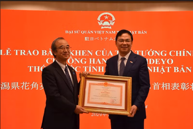 日本新泻县知事花角英世荣获越南政府总理的奖状。（图片来源：越通社）