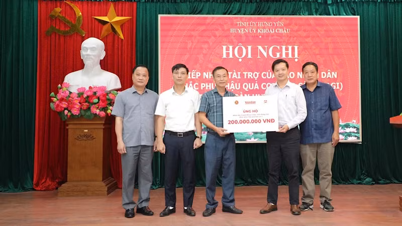 《人民报》与国家创业协会属下的越南知识经济创业委员会、越南阅读和学习文化股份公司联合向兴安省快州县人民提供2亿越盾的援助款项。