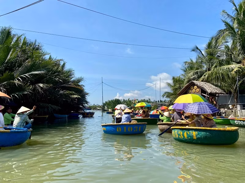 广南省会安市锦青椰子林的簸箕船跻身2024年全球25种最有趣的乘船体验榜单。