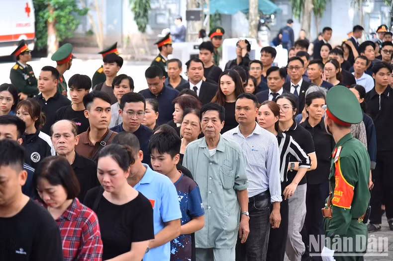 在追悼会即将开始之前，许多民众还在排队等待吊唁阮富仲总书记逝世。