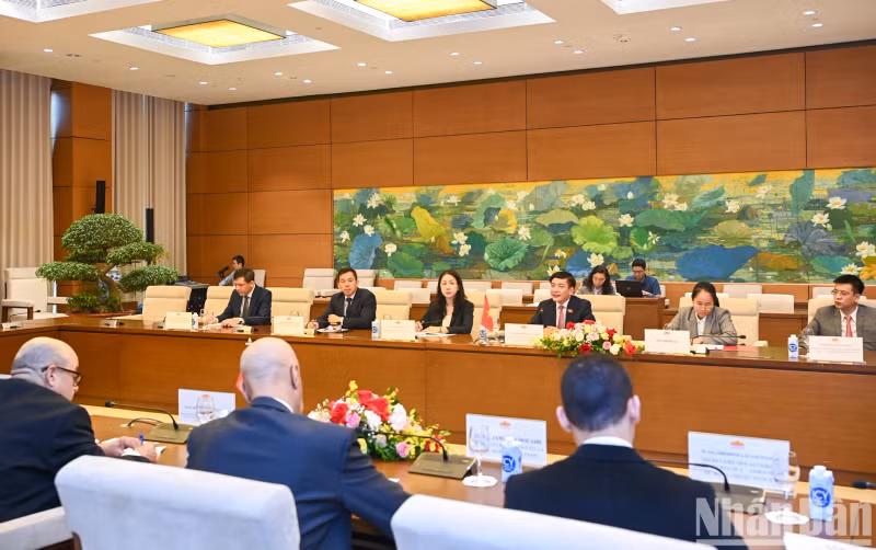 越南国会秘书长、国会办公厅主任裴文强在会谈中发表讲话。 越南国会秘书长、国会办公厅主任裴文强在会谈中发表讲话。