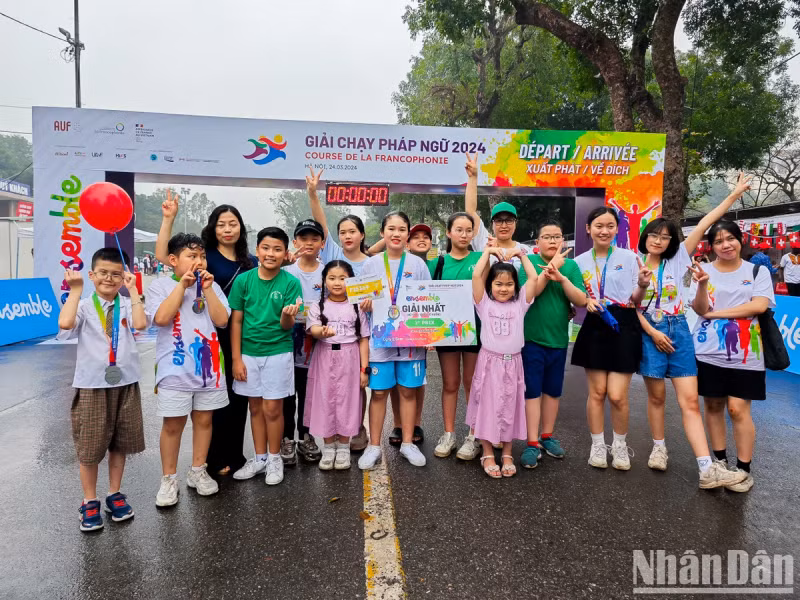 法语大学（AUF）、法国驻越南大使馆和法语国家国际组织（OIF）联合举办2024年法语国家跑步比赛。（中兴 摄）