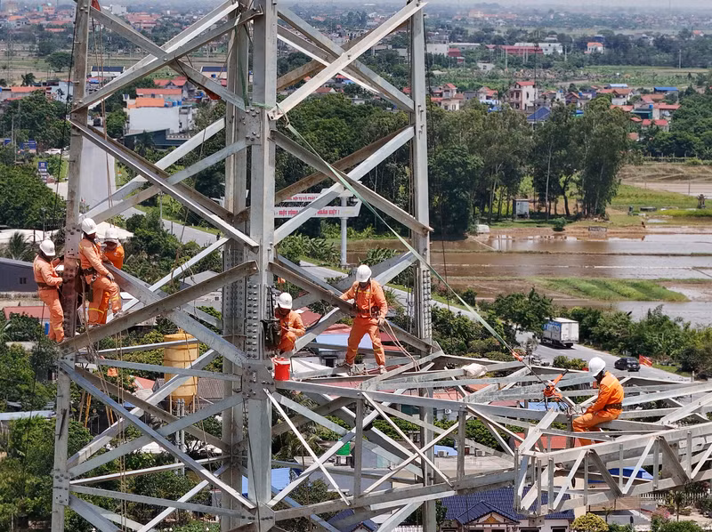 施工人员在刮风下雨还是夏季高达40-50摄氏度的烈日，在数百米高空安装电线杆设备和电线。
