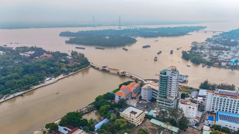从宁桥郡的角度一看，后江与芹苴河交汇的区域，远处可见芹苴桥。