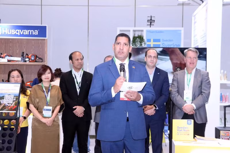瑞典驻越南大使约翰·恩迪西在活动上发表讲话。