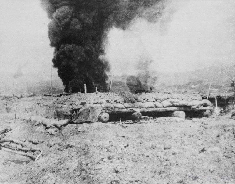 我军的各炮兵单位继续炮击敌军阵地。被炮弹击中的敌军阵地着火了。（图片来源：越通社）