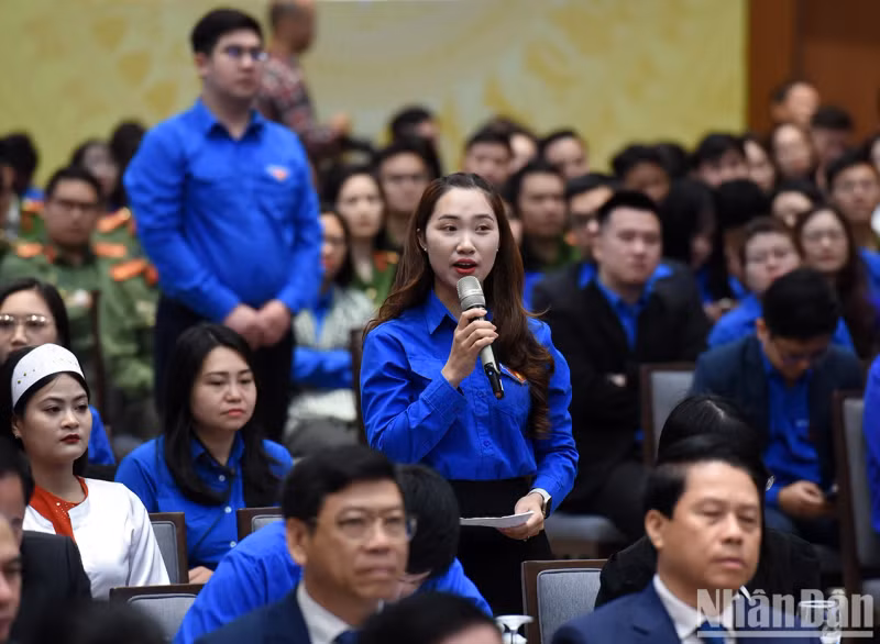 与会青年代表在见面对话上提问。 与会青年代表在见面对话上提问。