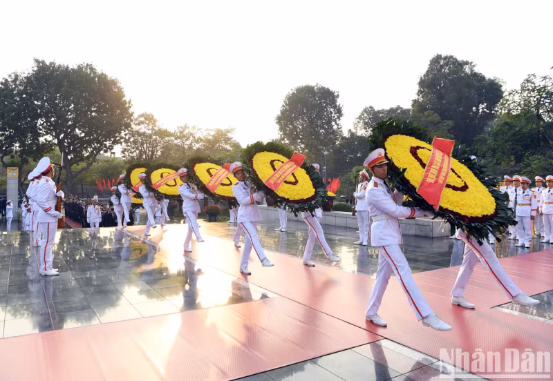 党和国家领导、前领导前来河内北山路英雄烈士纪念碑前敬香缅怀英烈。