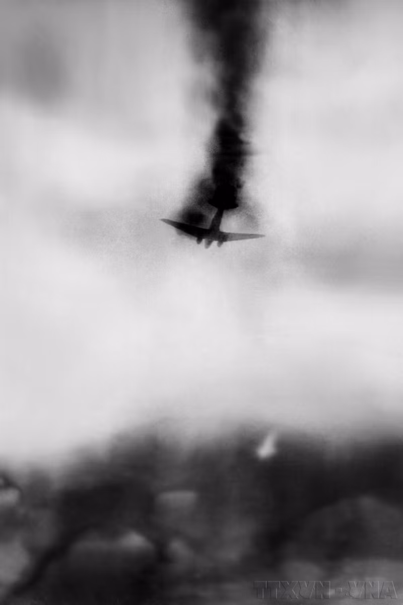 在奠边府战役中，我军击落和破坏敌军的177架飞机，其中的62架由我军防控力量击落。图为由我军击落并在奠边天空中着火的法军62架飞机之一。（图片来源：越通社）