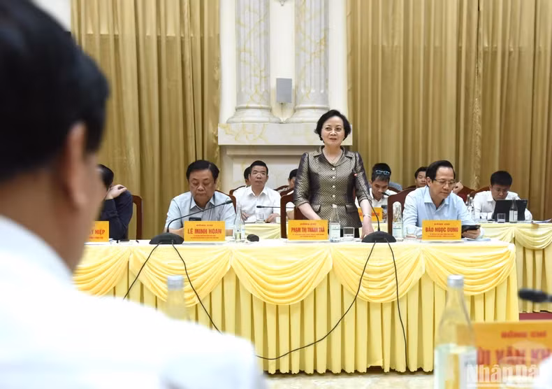 内务部部长范氏青茶在会上发表讲话。 内务部部长范氏青茶在会上发表讲话。