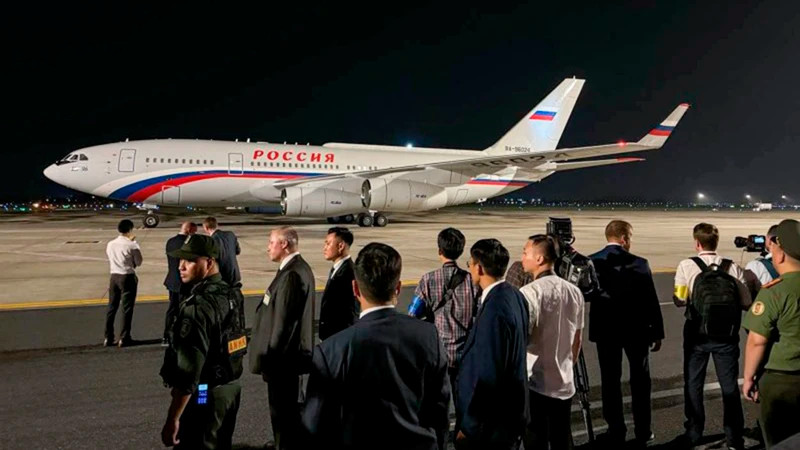 普京总统的专机抵达内排国际机场。（图片来源：TASS)）