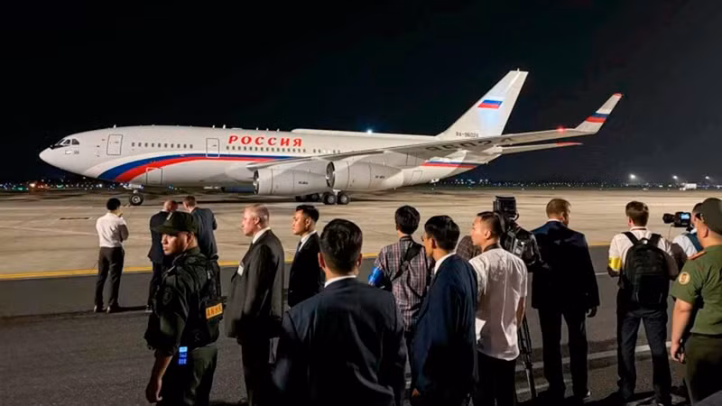 普京总统的专机抵达内排国际机场。（图片来源：TASS)）