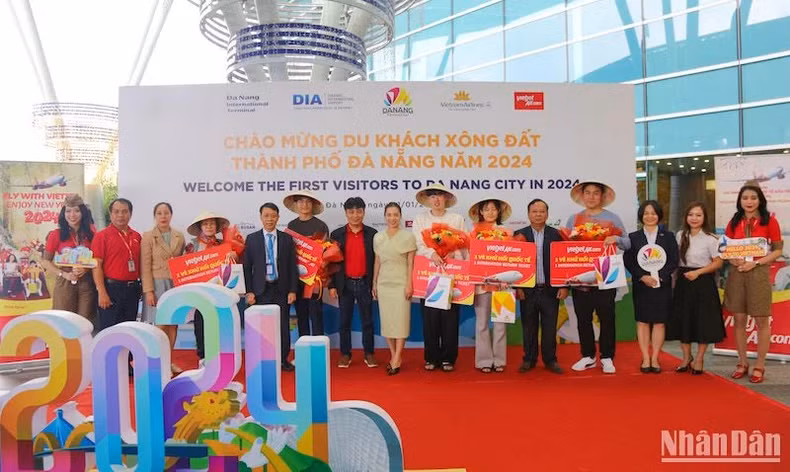 2024年新年冲年喜岘港国际航站楼的国际游客。