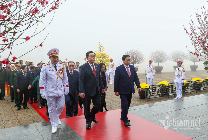 党和国家领导人入陵瞻仰胡志明主席遗容。（图片来源：越通社）