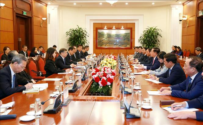 越共中央书记处书记、中央宣教部部长阮重义与中宣部部长李书磊举行会谈。（图片来源：越通社）
