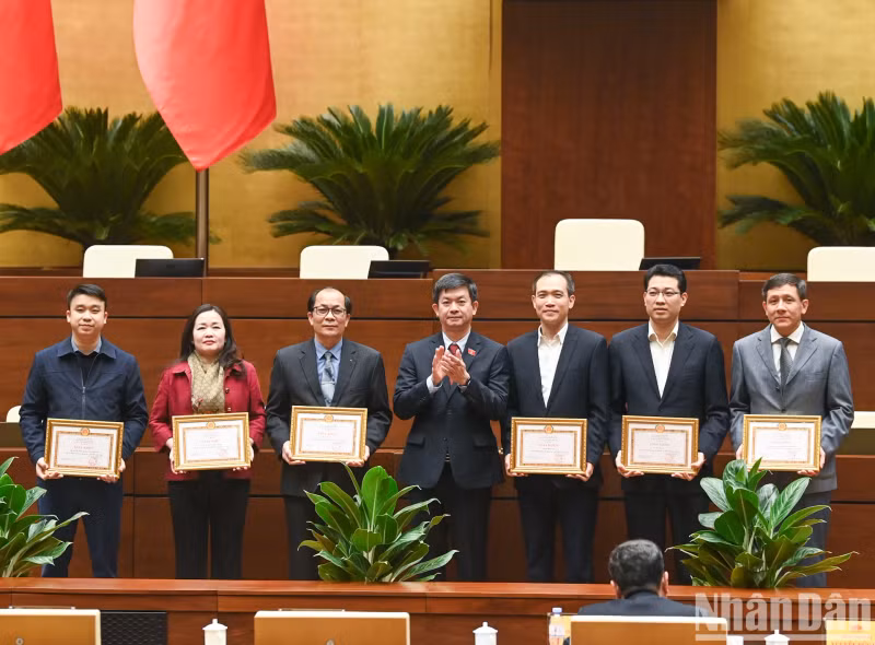 国会秘书长、国会办公厅主任黎光松向优秀党组织代表颁发奖状。