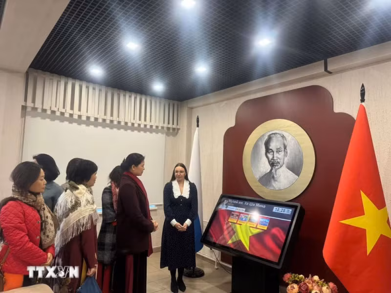 越南妇女联合会代表团参观胡志明博物馆。（图片来源：越通社）
