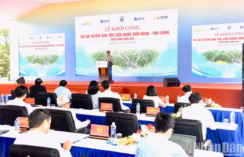 万亿越盾的谅山省友谊-芝陵段高速公路项目开工仪式场景。