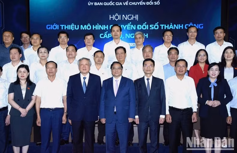 政府总理范明正同出席会议的各部门领导合影。