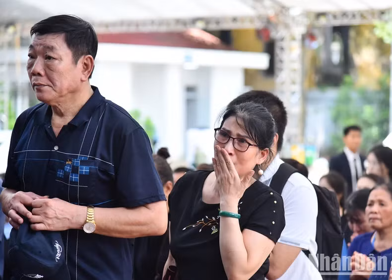 人民群众对阮富仲总书记的逝世十分悲痛。