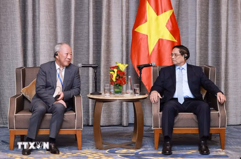 范明正总理已会见中国太平洋建设集团创始人、庄严智库理事长严介和。（图片来源：越通社）