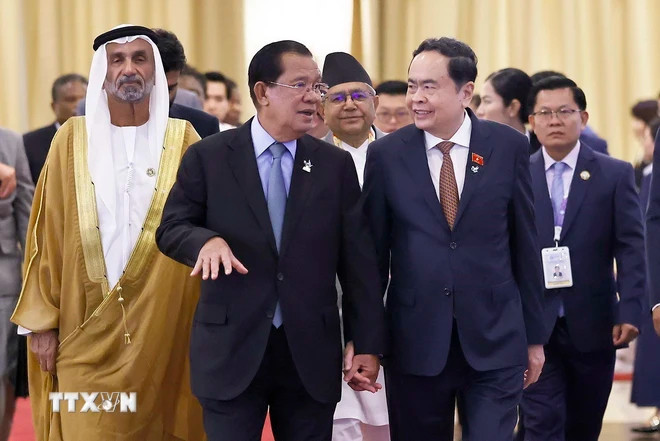 越南国会主席陈青敏率越南党和国家高级代表团对柬埔寨王国的正式访问和出席亚洲政党国际会议第12届全体大会暨国际宽容与和平议会第 11届全体会议。（图片来源：越通社）