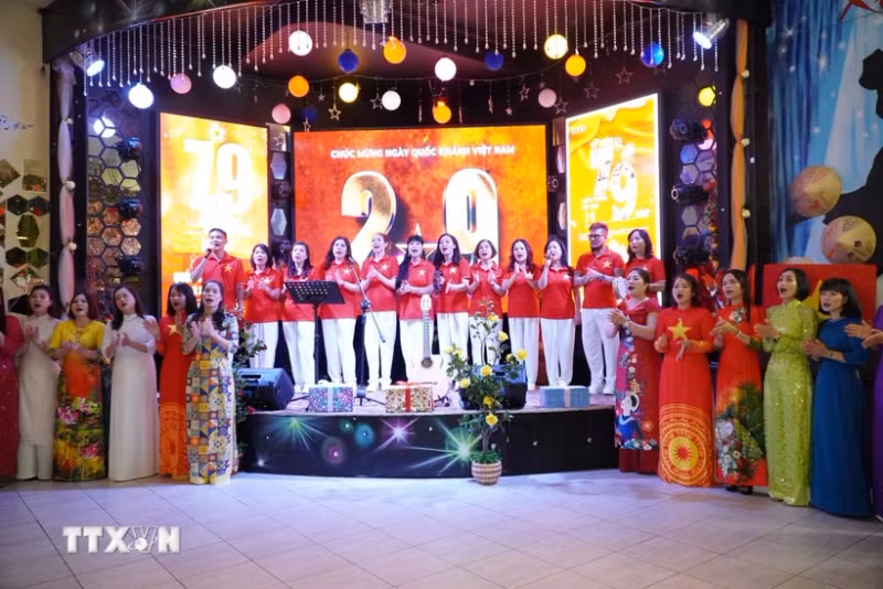 旅居俄罗斯越南人举行文艺比赛庆祝越南国庆。（图片来源：越通社）