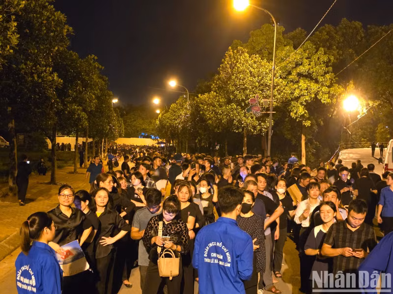 7月25日晚23时，许多民众在河内市东英县东会乡赖沱村文化馆等待吊唁阮富仲总书记逝世。