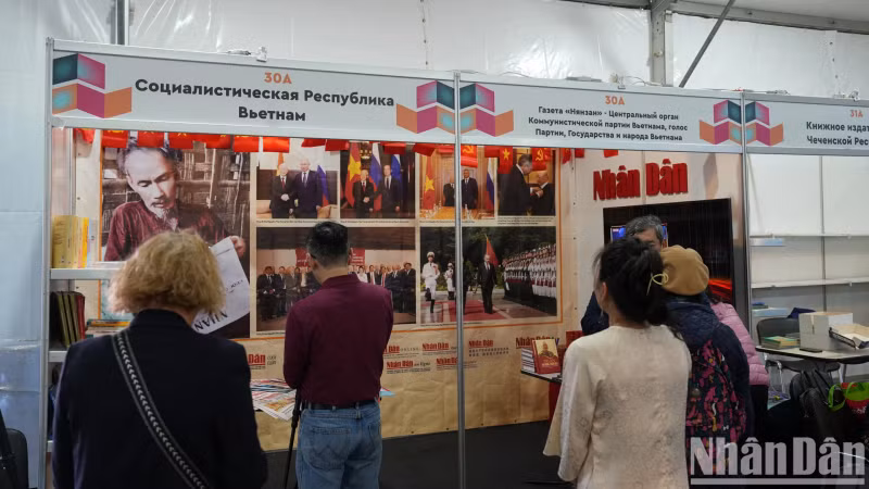 《人民报》社的展位位于书展正门处,也是书展最庄严的位置。展位里的书籍和报刊按照不同主题陈列,其中包括有关越南共产党、胡志明主席以及建设和保卫社会主义祖国的作品。 《人民报》社的展位位于书展正门处,也是书展最庄严的位置。展位里的书籍和报刊按照不同主题陈列,其中包括有关越南共产党、胡志明主席以及建设和保卫社会主义祖国的作品。