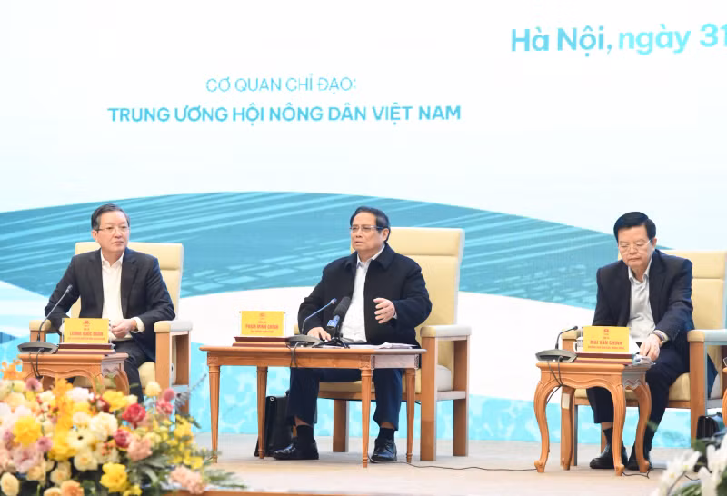 范明正总理与农民对话。