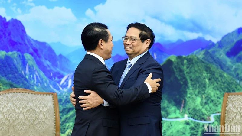 越南政府总理范明正欢迎老挝政府副总理兼外交部长沙伦塞·贡马西。