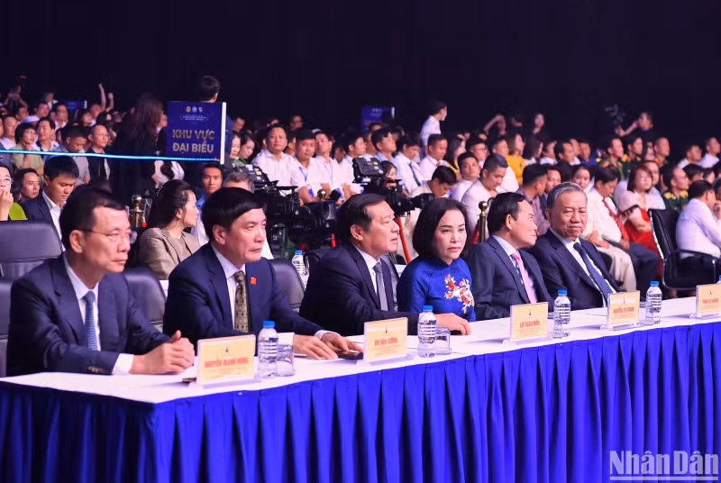 党和国家领导代表出席颁奖典礼。