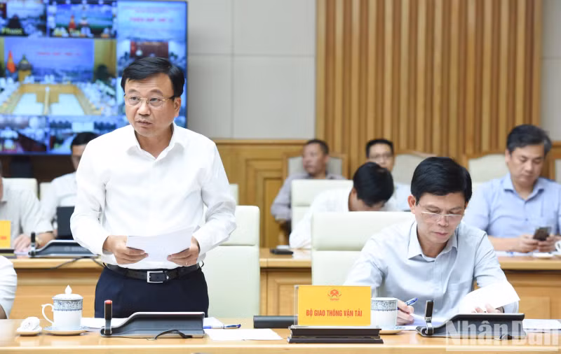 交通运输部代表作重点交通工程建设进度报告。