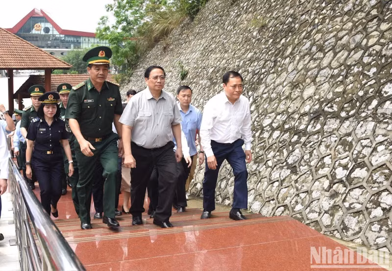 范明正总理一行造访谅山省友谊国际口岸的第1116号界碑。