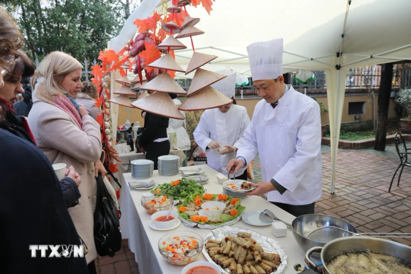 意大利越南河粉与春卷日推广越南美食文化。（图片来源：越通社）