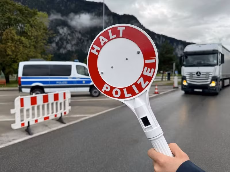 德国加大对所有 9 个邻国的陆地边境口岸的检查力度。（图片来源：路透社）