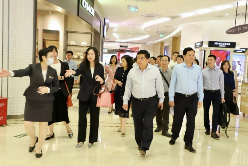 越南计划与投资部部长阮志勇一行对海南省海口保税区自贸中心进行实地考察。（图片来源：越通社）