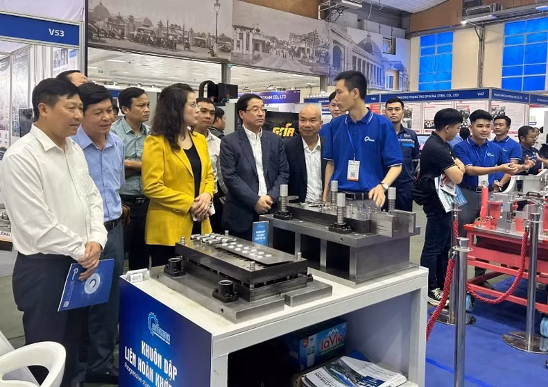 大力促进贸易，扶助企业出口。