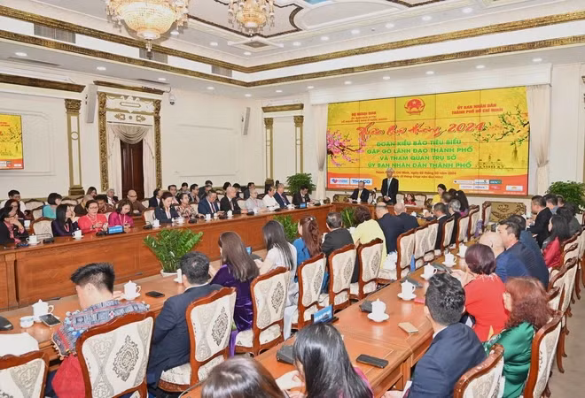 海外越南人代表团与胡志明市领导举行见面会。