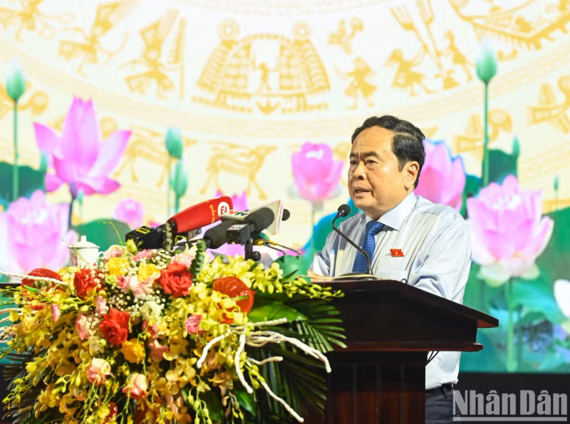 国会主席陈青敏在会上发表指导性讲话。