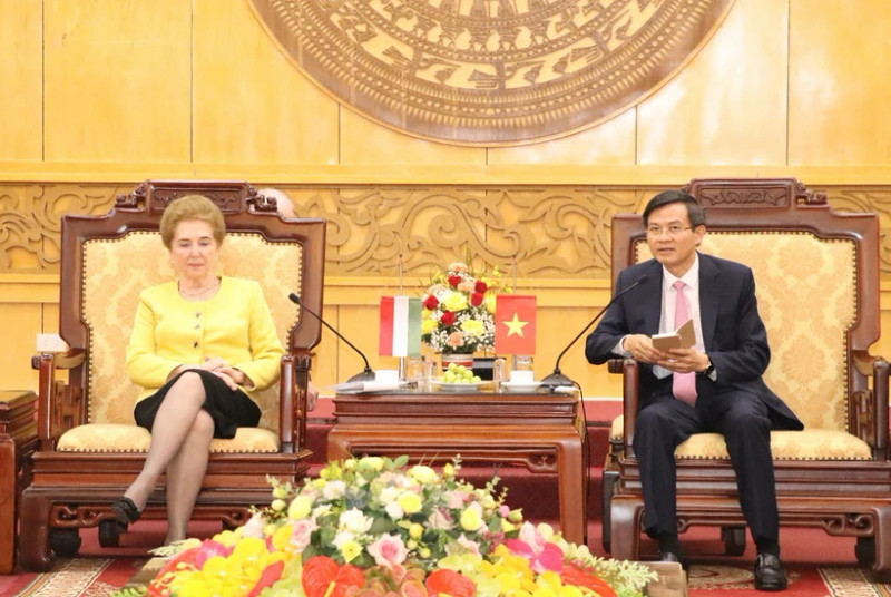 越共中央委员、宁平省委书记段明训会见了匈牙利国会第一副主席玛尔塔·马特赖。