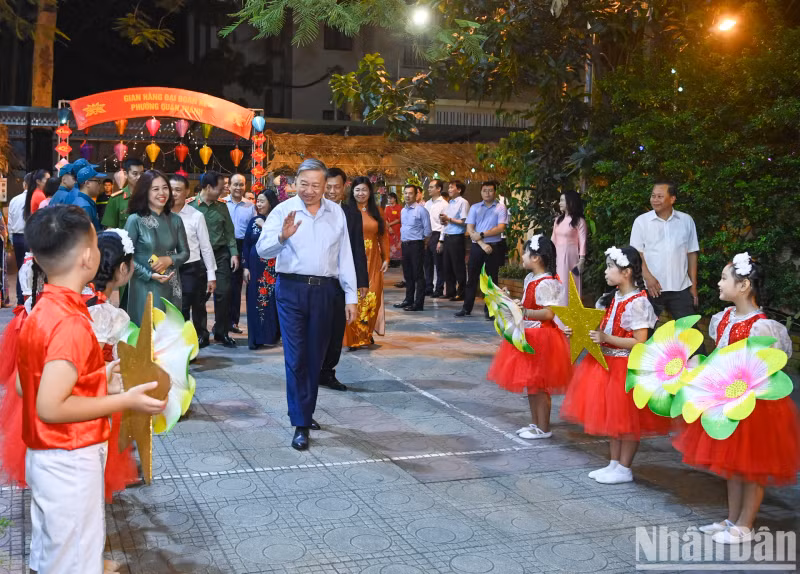 越共中央总书记苏林出席河内市巴亭郡馆圣坊全民族大团结日活动。