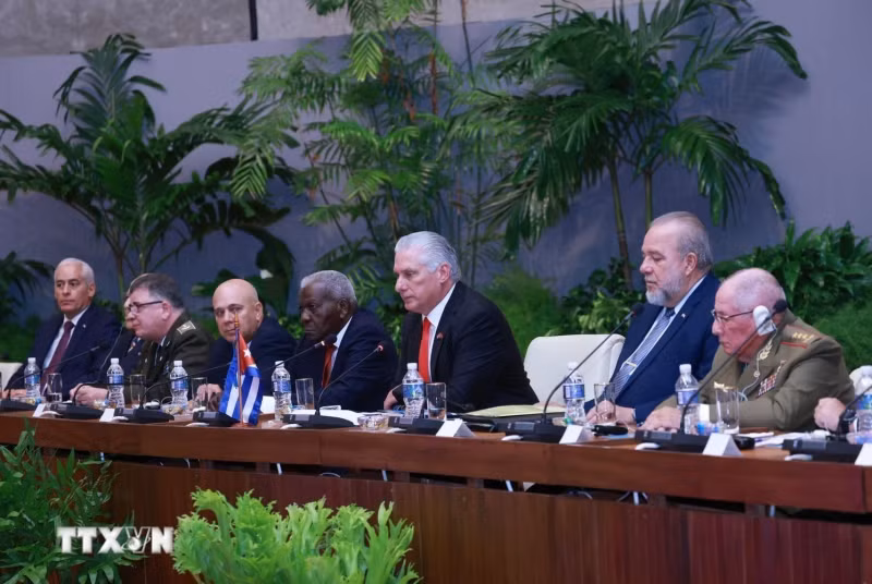 出席会谈的古共中央第一书记、古巴国家主席米格尔·迪亚斯-卡内尔·贝穆德斯和古巴高级代表团。（图片来源：越通社）